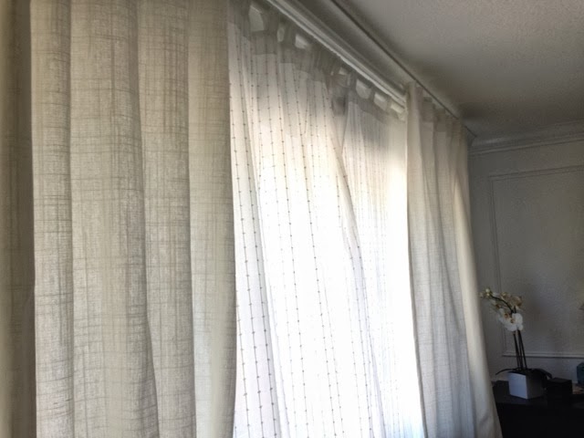 how to make a small bedroom look bigger with curtains